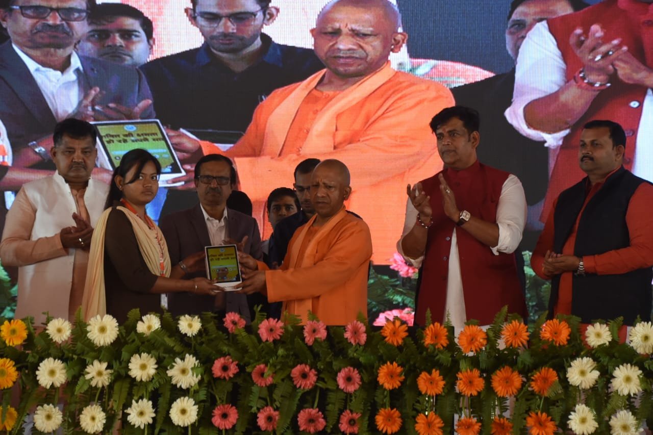 साढ़े चार हजार विद्यार्थियों को मिला स्मार्टफोन व टैबलेट का उपहार