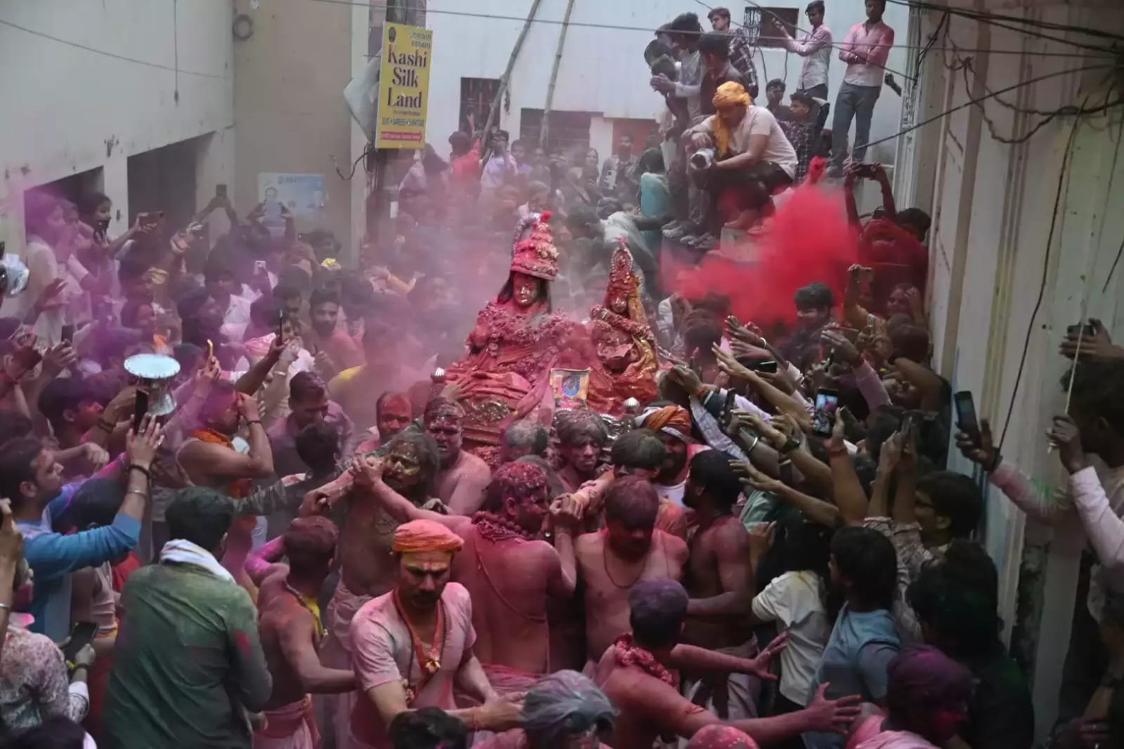 भोलेनाथ के भक्तों के कंधे पर रजत पालकी में बाबा के साथ माता पार्वती काशी विश्वनाथ धाम स्थित ससुराल पहुंचीं