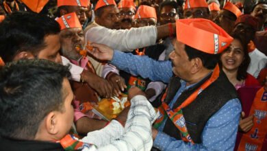 पीएम मोदी को वाराणसी संसदीय सीट से तीसरी बार प्रत्याशी बनाए जाने पर भाजपाजनों ने मनाया जश्न