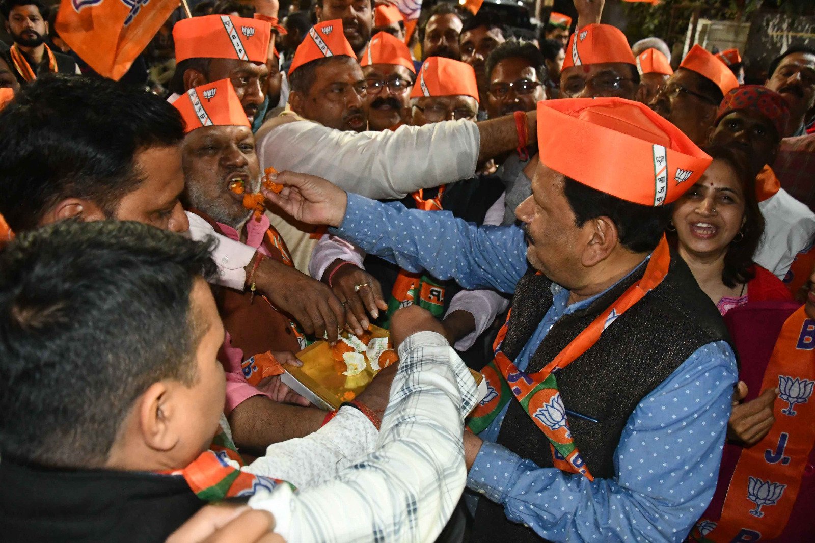 पीएम मोदी को वाराणसी संसदीय सीट से तीसरी बार प्रत्याशी बनाए जाने पर भाजपाजनों ने मनाया जश्न