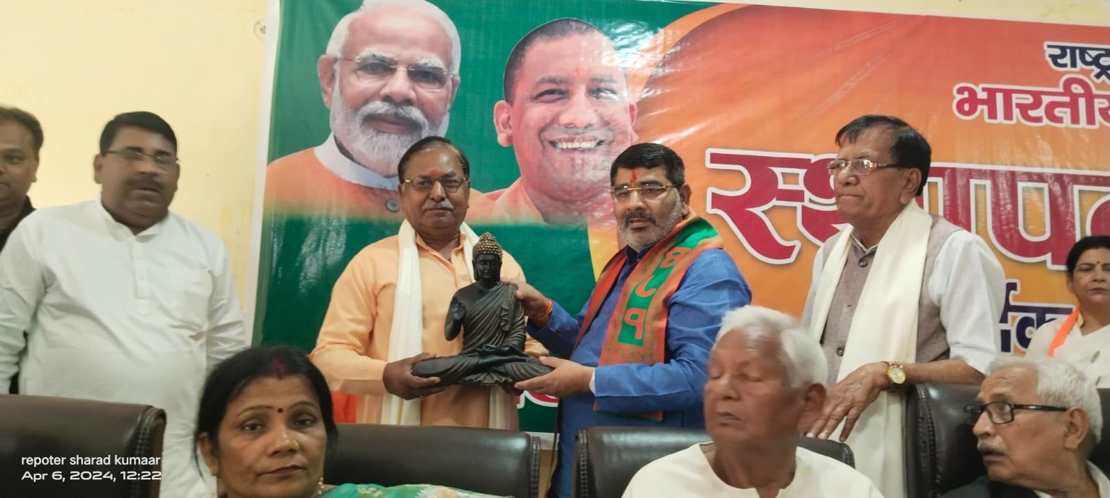 भाजपा के स्थापना दिवस पर पार्टी ने वरिष्ठ नेता जगदम्बा अग्रहरि को किया सम्मानित