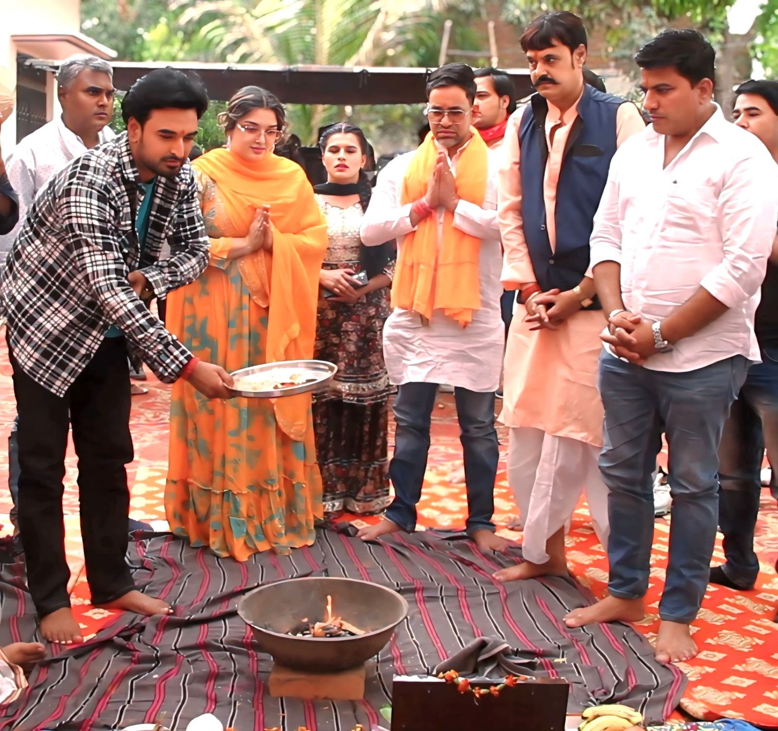 निरहुआ के सामने आजमगढ़ में आम्रपाली दुबे ने लिए विकास मिश्रा के साथ फेरे, फोटो हुआ वायरल