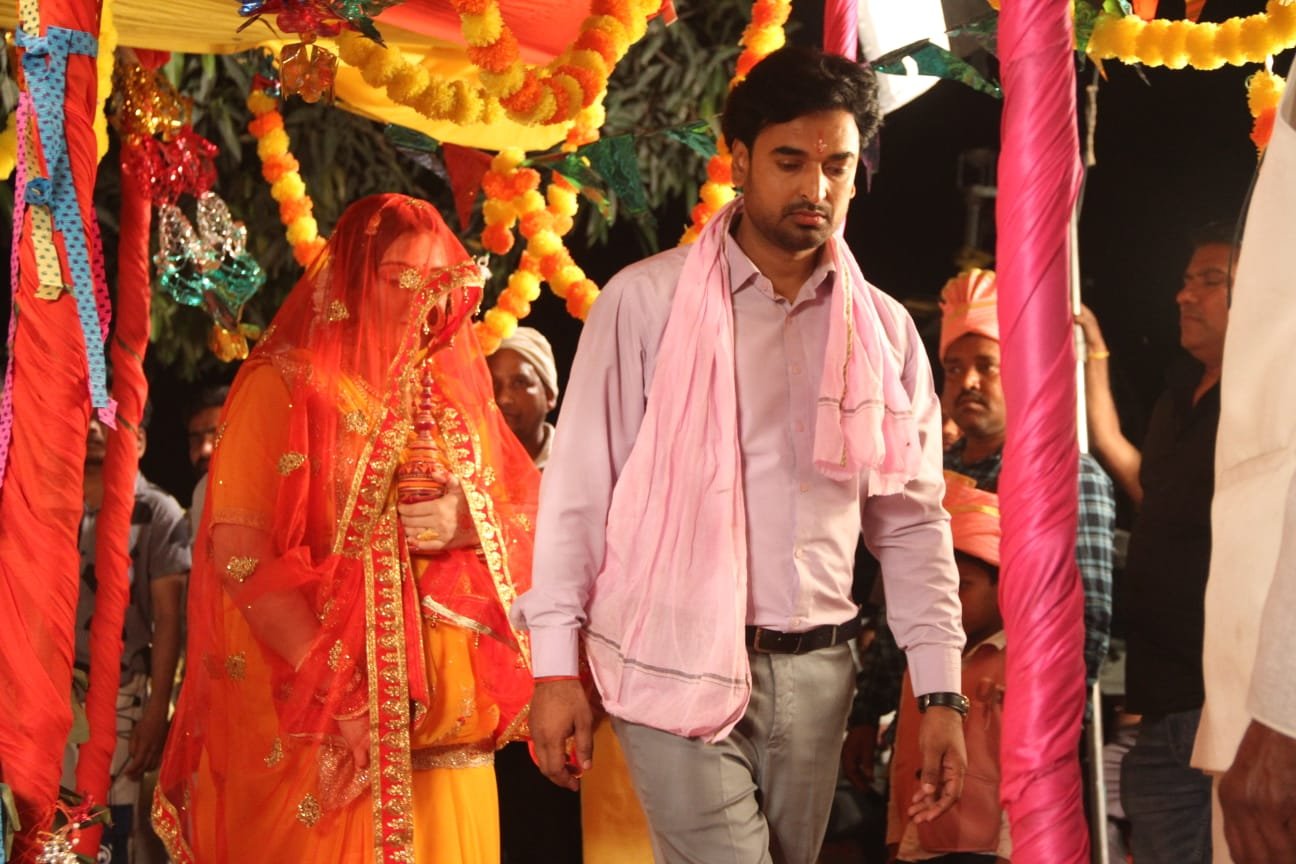 निरहुआ के सामने आजमगढ़ में आम्रपाली दुबे ने लिए विकास मिश्रा के साथ फेरे, फोटो हुआ वायरल