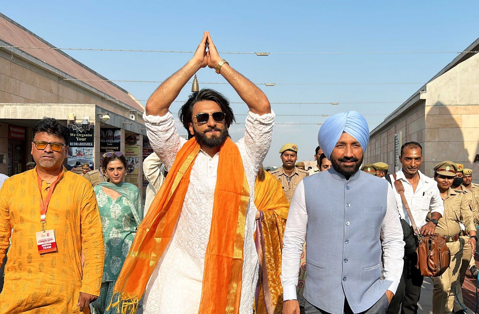 इंडियन माइनॉरिटी फाउंडेशन ने "प्रयास: धरोहर काशी की" का किया आयोजन, बॉलीवुड सितारों कृति सेनन, रणवीर सिंह और प्रसिद्ध फैशन डिजाइनर मनीष मल्होत्रा ने काशीविश्वनाथ मंदिर में भगवान शिव की पूजा की।