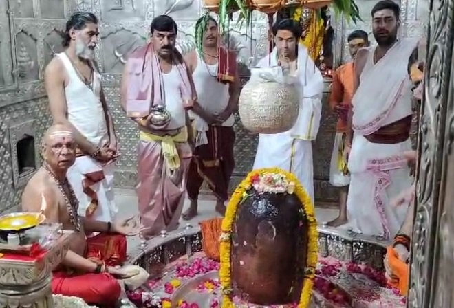 पं धीरेन्द्र शास्त्री ने किए महाकाल के दर्शन, भस्म आरती में हुए शामिल