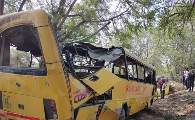 पेड़ से टकराकर पलटी स्कूल बस, 6 बच्चों की मौत, 15 घायल