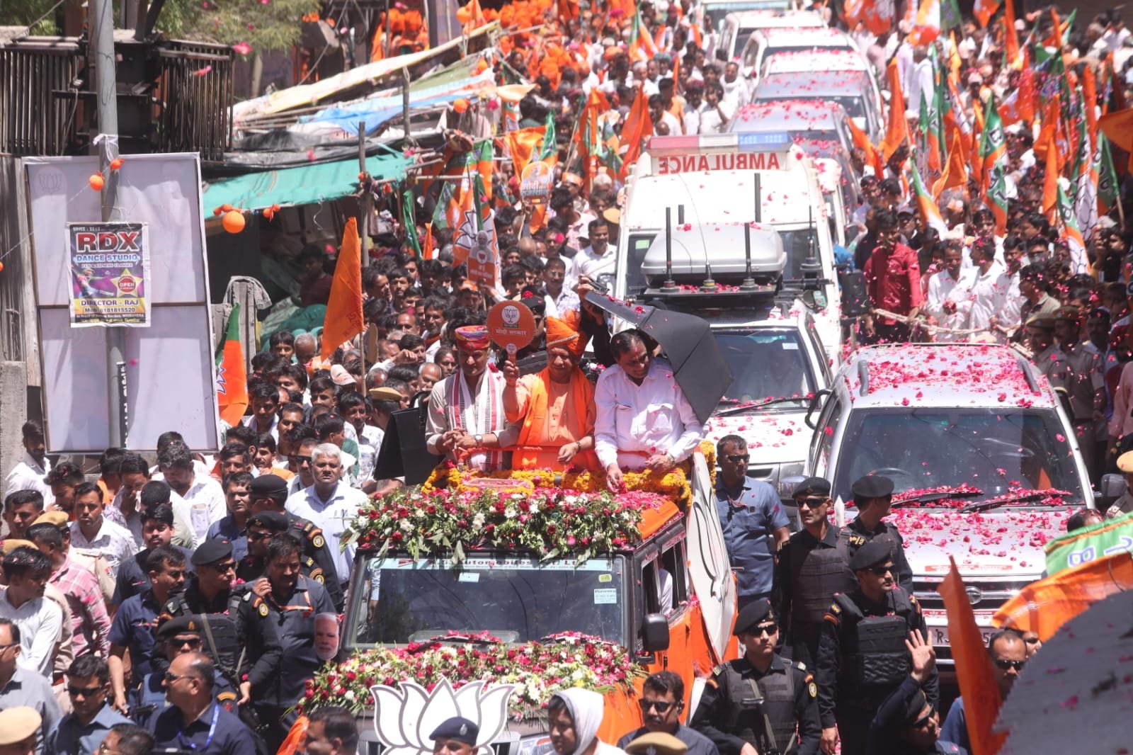 अल्पसंख्यकों के सिर चढ़कर भी बोला बाबा का जादू, कमल निशान लेकर चलते रहे योगी