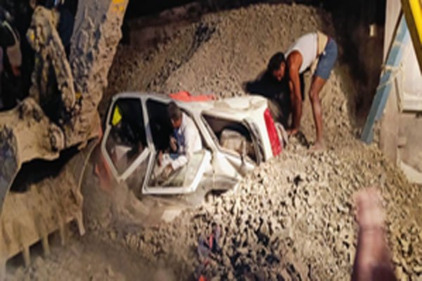 भागलपुर: स्कॉर्पियो पर हाइवा पलटने से छह बारातियों की मौत, तीन घायल