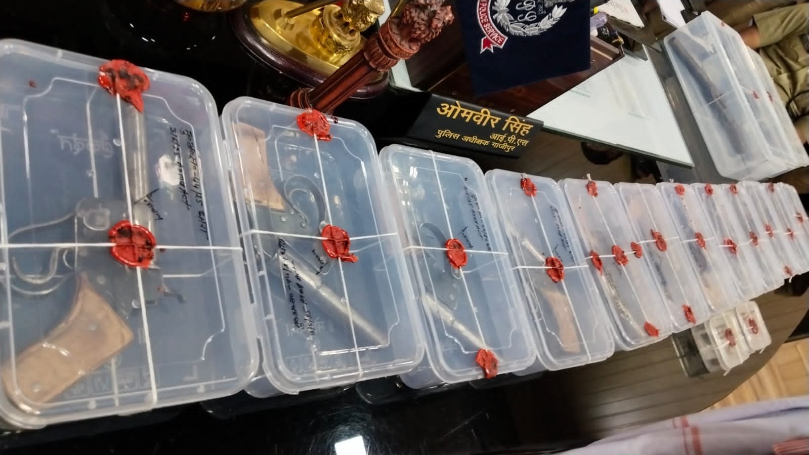 एक दर्जन अवैध तमंचा सहित भारी मात्रा में अर्द्ध निर्मित तमंचा व कारतूस बरामद
