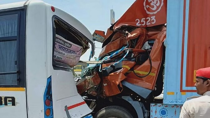 सुरक्षा बलों की बस को ट्रक ने मारी टक्कर, दो की मौत, 12 घायल