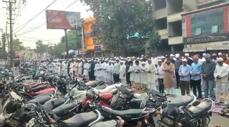 सड़क पर नमाज़ पढ़ने वाले 200 लोगों के ख़िलाफ़ एफआईआर