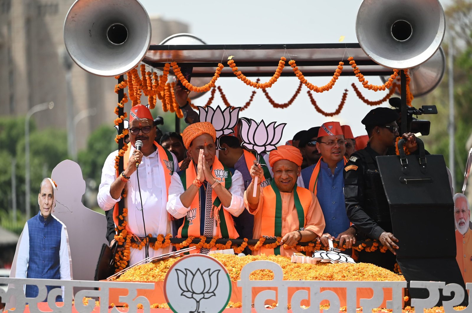 यूपी के मुखिया योगी आदित्यनाथ ने स्वयं संभाली कमान, कार्यकर्ताओं के हौसलों के आगे चिलचिलाती धूप भी दिखी बौनी