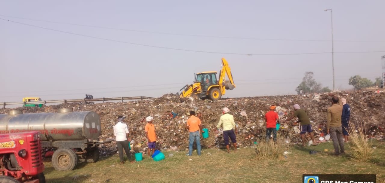 कूड़े के ढेर में लगी आग, हाईवे पर मचा अफरी तफरी