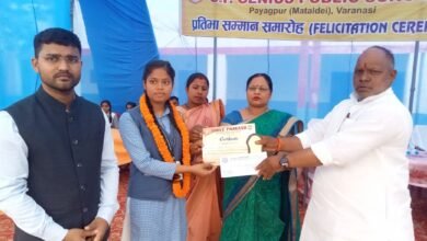 हंसराज विश्वकर्मा ने प्रतिभाशाली छात्रों को पुरस्कार व प्रशस्ति पत्र देकर किया सम्मानित