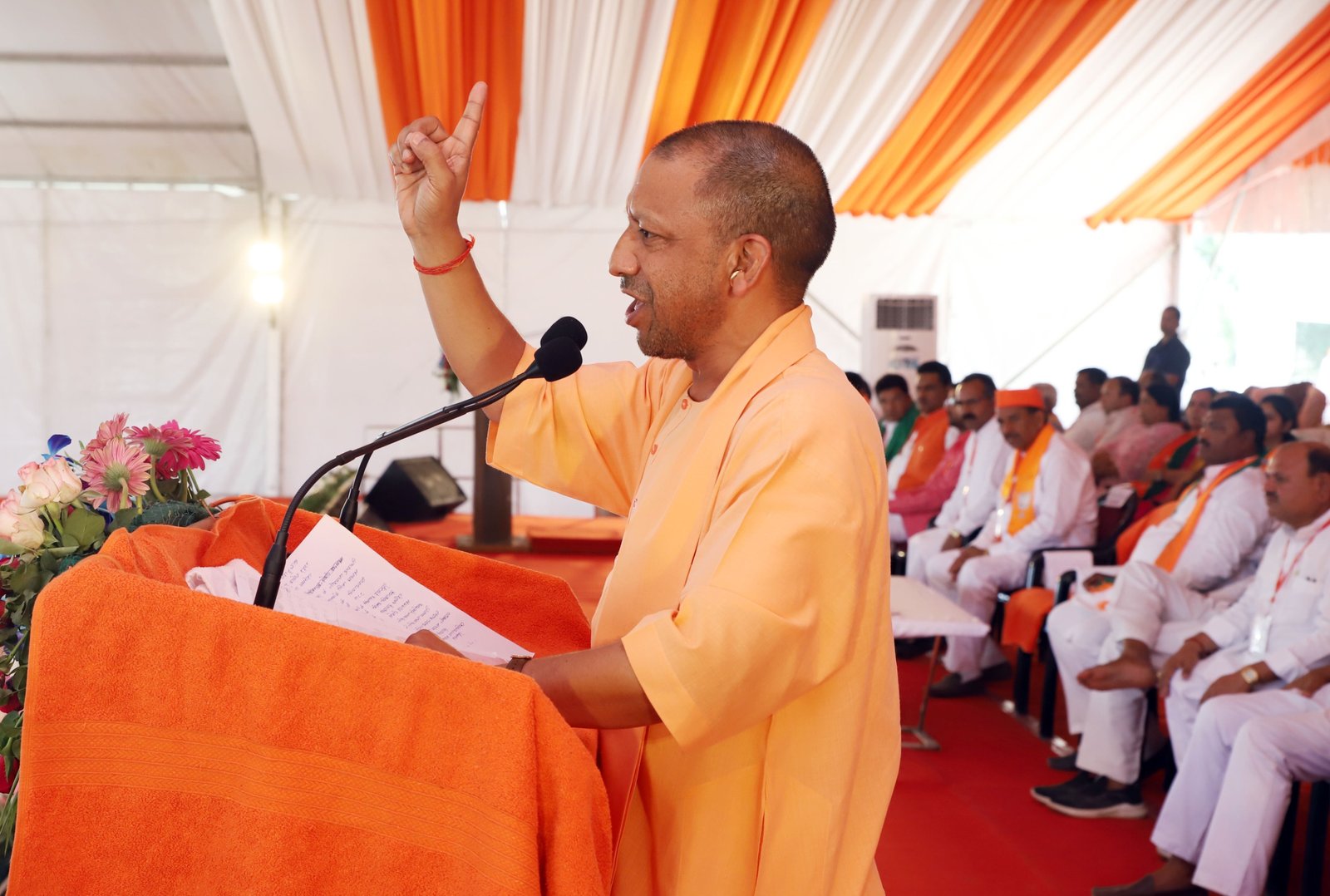 इंडी गठबंधन वालों ने देश के साथ गद्दारी की है, इनकी कुदृष्टि अब आपकी संपत्ति पर हैः योगी