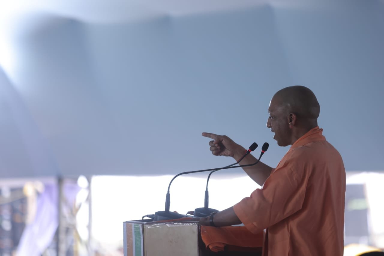 दंगा करने वालों को पता है यूपी में उलटा लटका दिये जाएंगे : योगी आदित्यनाथ