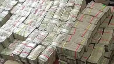 नोटों से भरा 'छोटा हाथी' सड़क पर पलटा, सड़क पर बिखर गए 7 करोड़ रुपए