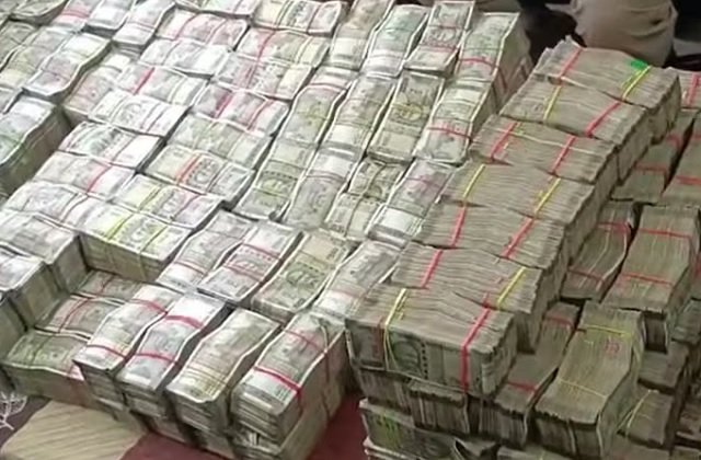 नोटों से भरा 'छोटा हाथी' सड़क पर पलटा, सड़क पर बिखर गए 7 करोड़ रुपए