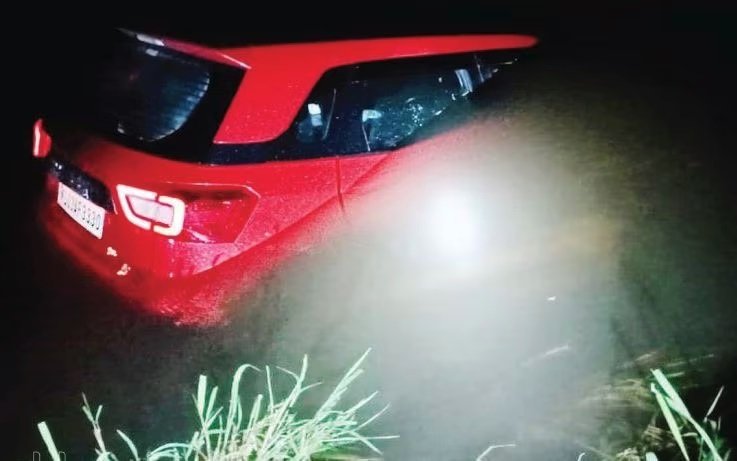 गूगल मैप के चक्कर में नदी में जा घुसी गाड़ी, बाल-बाल बचे सवार