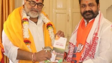 मठ एवं मंदिरों के महंत को मोदी सरकार की जनकल्याणकारी कार्यों एवं उपलब्धियों का सौंपा पत्रक, वाराणसी लोकसभा में मतदान प्रतिशत बढ़ाने पर की चर्चा