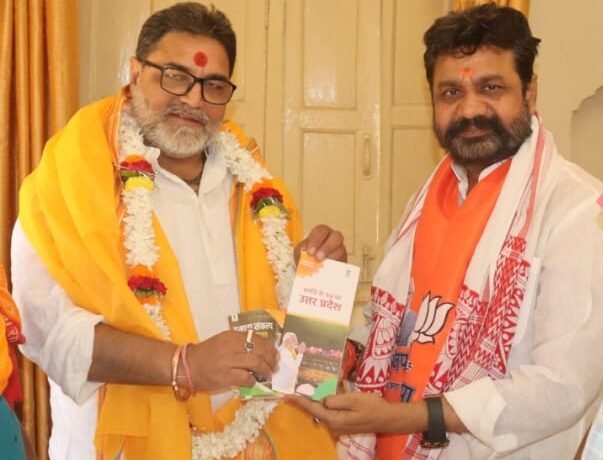 मठ एवं मंदिरों के महंत को मोदी सरकार की जनकल्याणकारी कार्यों एवं उपलब्धियों का सौंपा पत्रक, वाराणसी लोकसभा में मतदान प्रतिशत बढ़ाने पर की चर्चा