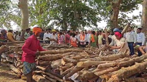 कवर्धा हादसा : एक साथ 19 शवों का अंतिम संस्कार, डिप्टी सीएम शर्मा हुए शामिल