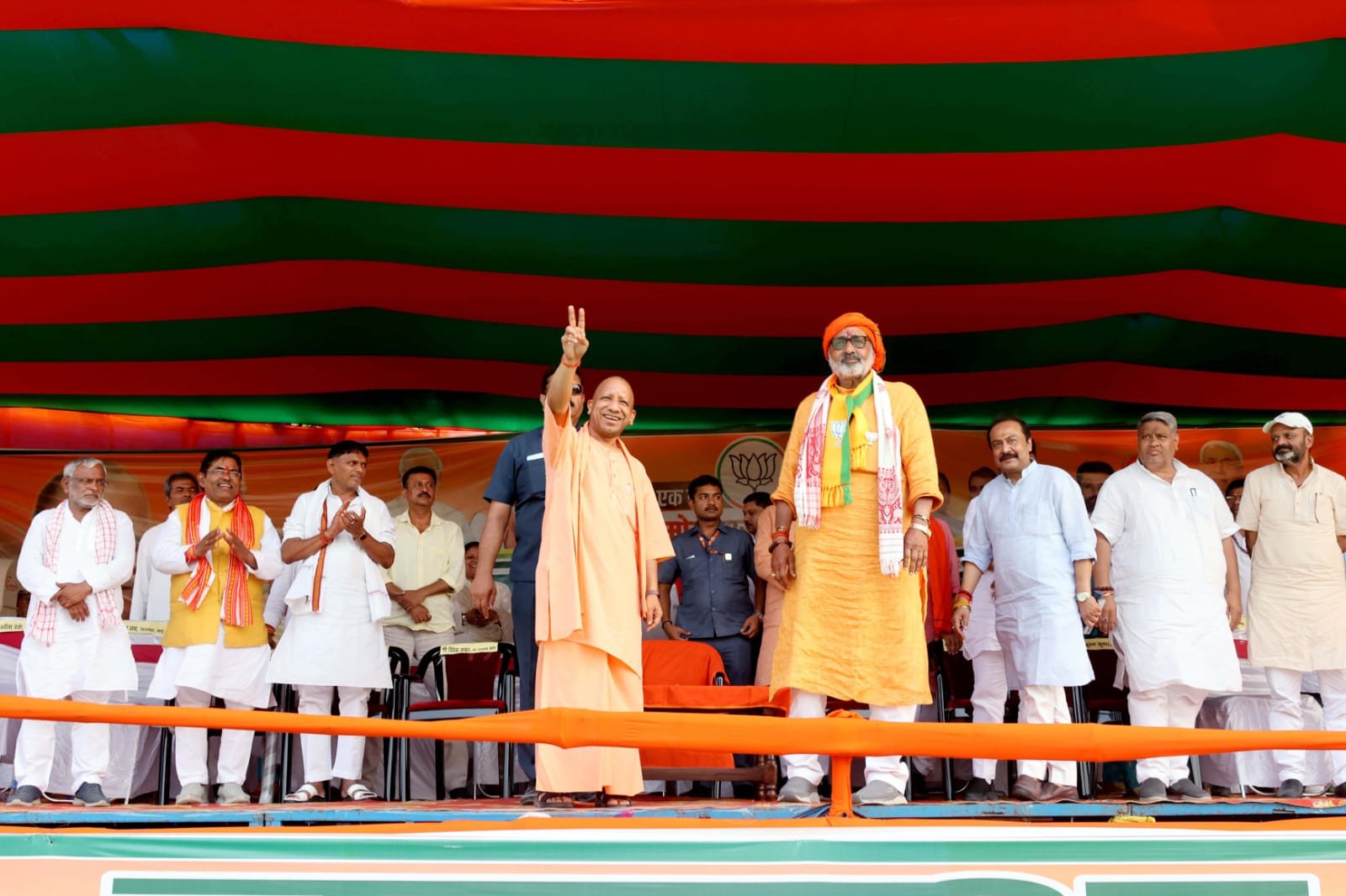 बोले योगी, चुनाव रामभक्तों और रामद्रोहियों के बीच, पाकिस्तान प्रेम में डूबे हैं रामद्रोही