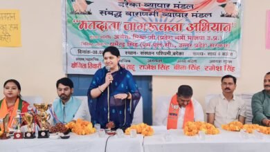 बरेका व्यापार मंडल की महिला सदस्यों ने कमल के फूल की मेंहदी रचाकर मोदी के लिए वोट मांगा