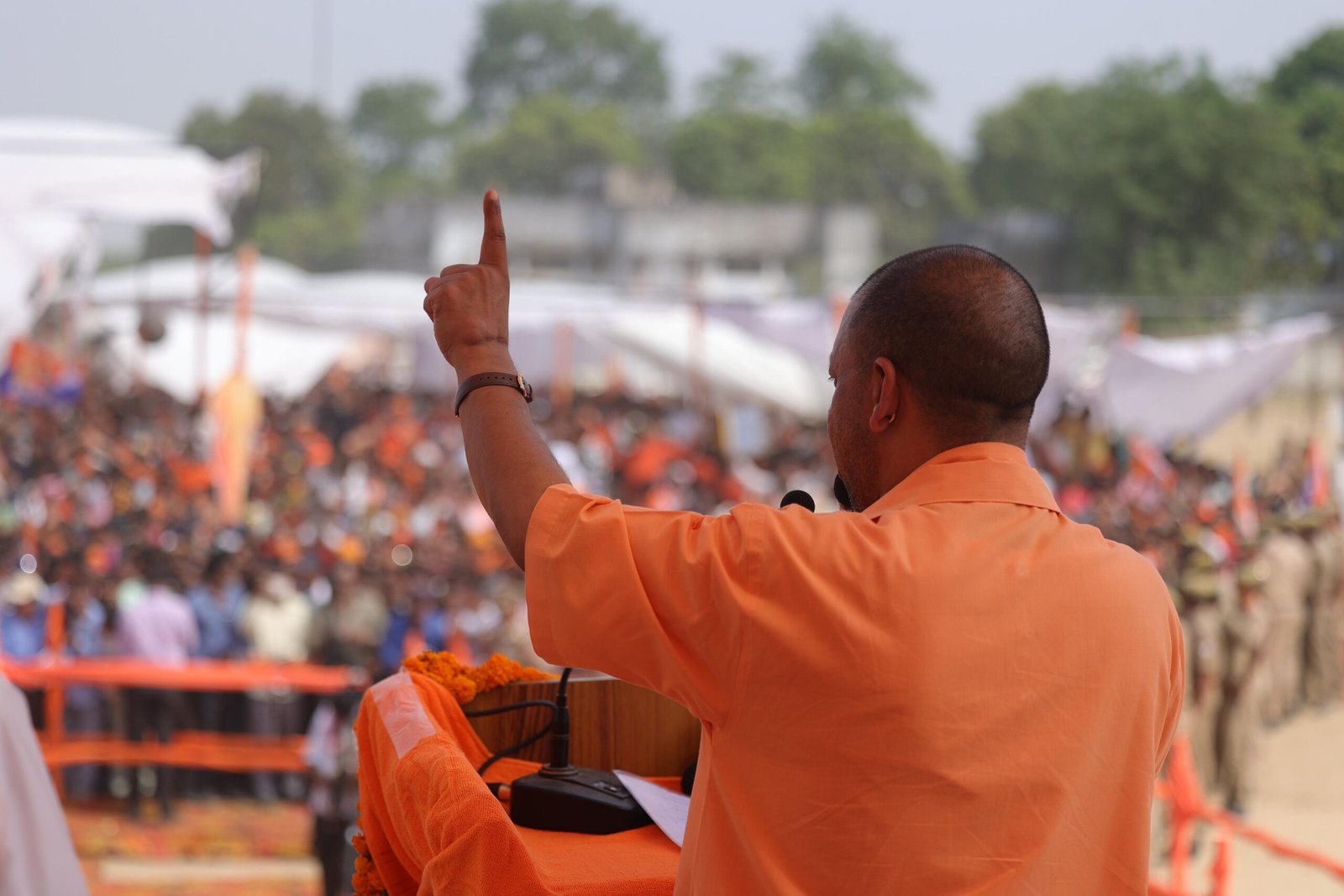 बोले, पाकिस्तान की जय-जय करने वाले भारत पर बोझ मत बनें