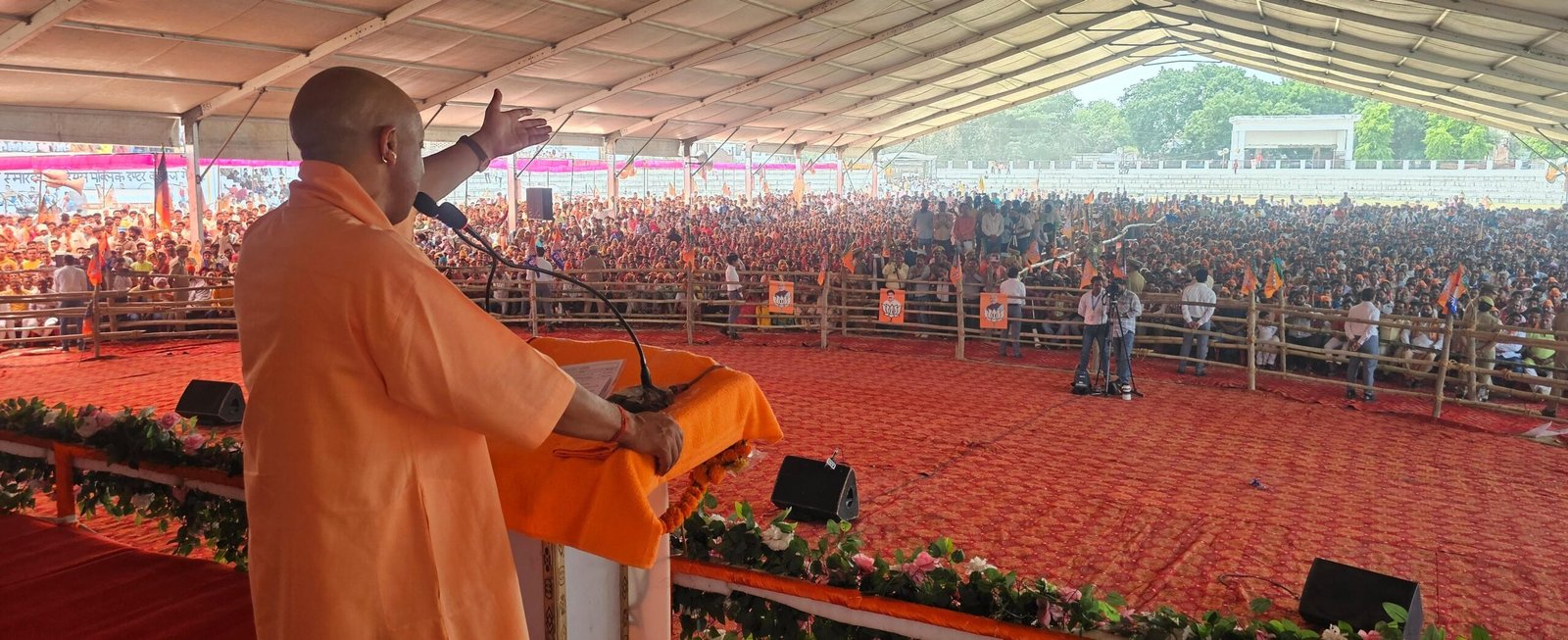 बोले योगी, कांग्रेस और सपा देश को बांटने की साजिश रच रही