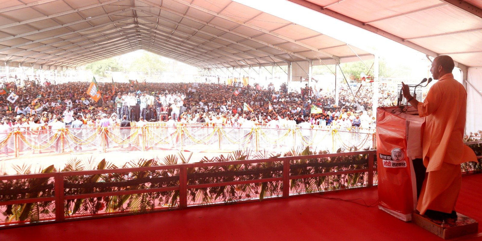 बोलेः समाजवादी पार्टी को कांग्रेस के साथ गठबंधन की सजा दी जानी चाहिएः योगी