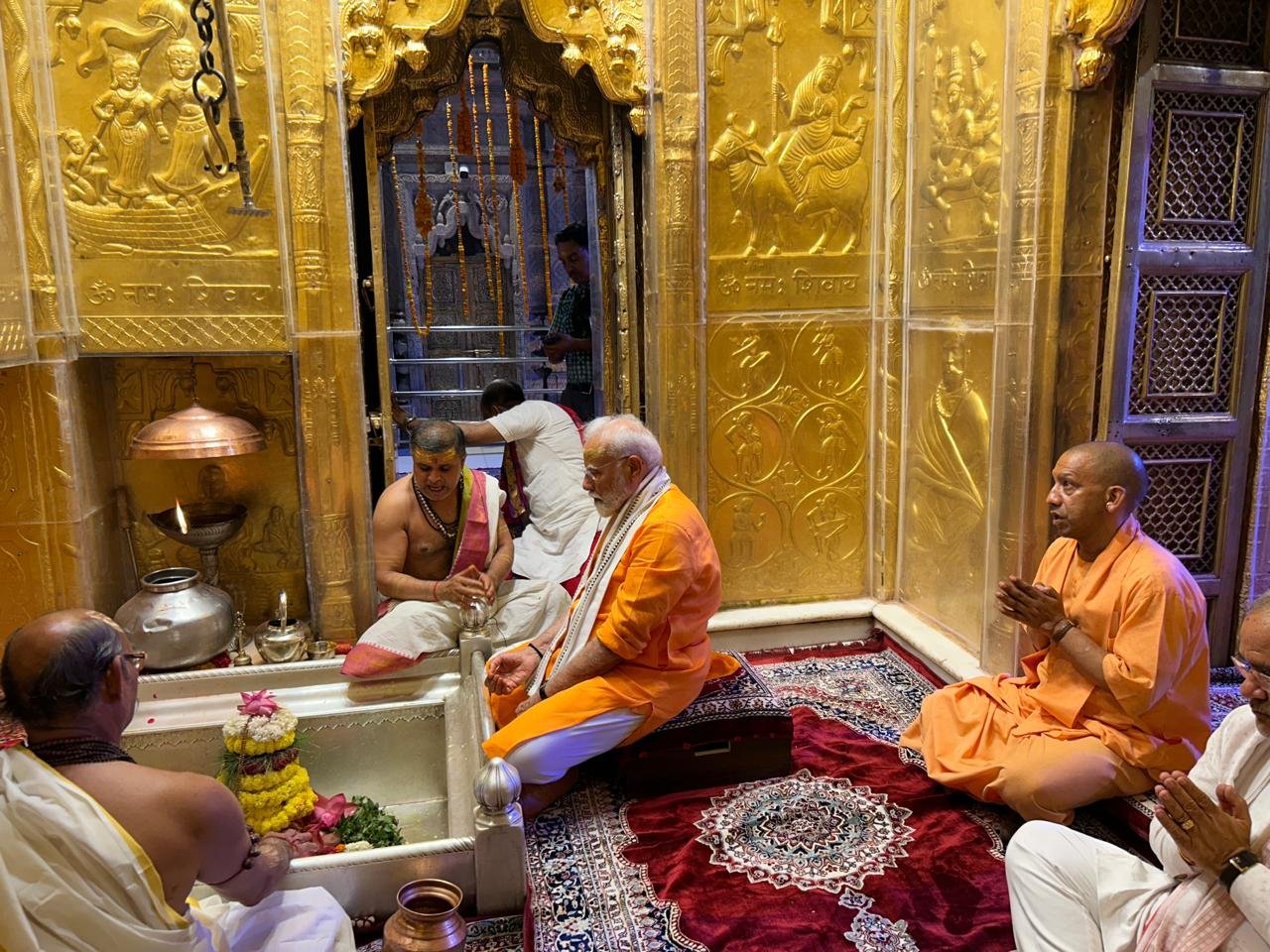 काशी में महादेव, महामना, मोदी-महराज और मैजिक.काशी की सड़कों पर हर हर महादेव की गूंज तो जयश्रीराम की जयकार भी