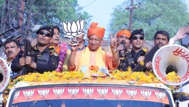 झांसी में योगी के रोड शो में उमड़ा जनसैलाब, पुष्पवर्षा से हुआ स्वागत