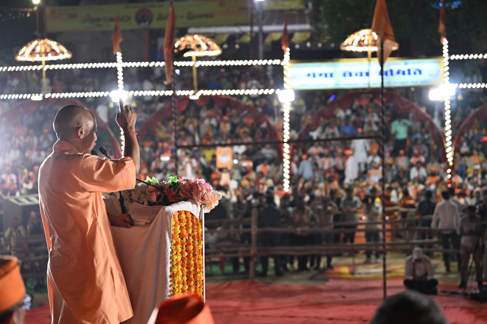 सीएम ने अस्सी घाट पर गंगा आरती में शामिल होने के बाद नरेंद्र मोदी के लिए नया रिकॉर्ड बनाने की अपील की