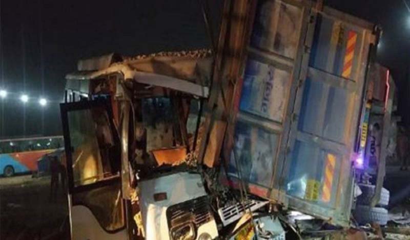 शाहजहांपुर में श्रद्धालुओं से भरी बस पर पलटी ट्रक, 12 लोगों की मौत