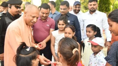 बच्चों से की खूब बातें,आगे बढ़ने का दिया आशीर्वाद, चॉकलेट से मुंह भी मीठा कराया