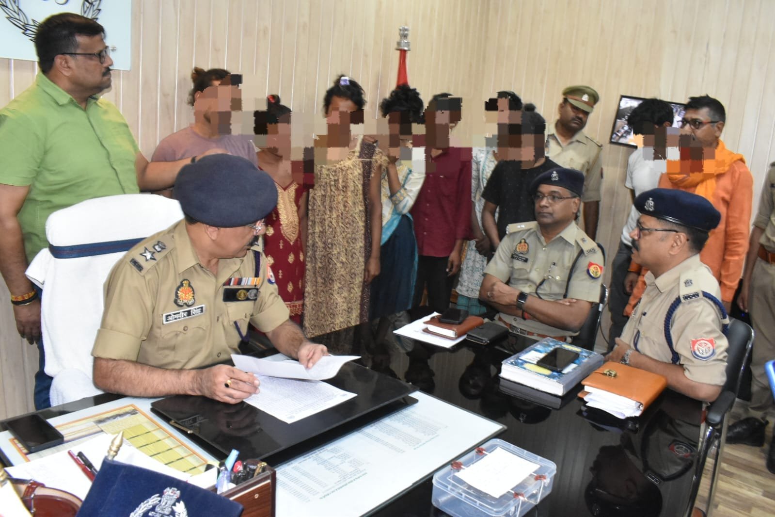 गाजीपुर:जवानों पर फायरिंग करने वाले नौ फर्जी ट्रांसजेंडर्स को पुलिस ने दबोचा