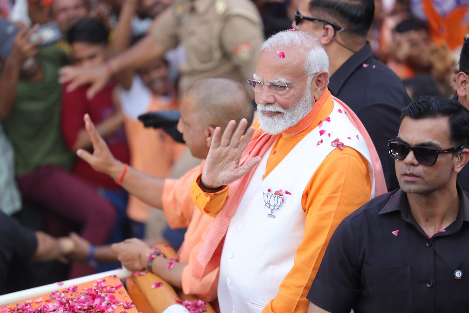 वाराणसी में प्रधानमंत्री नरेन्द्र मोदी के रोड शो में उमड़ा जनसैलाब