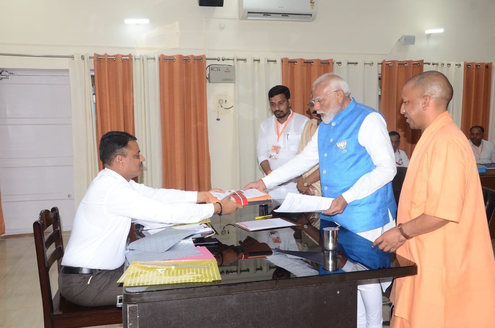 नरेंद्र मोदी ने किया वाराणसी से तीसरी बार किया नामांकन