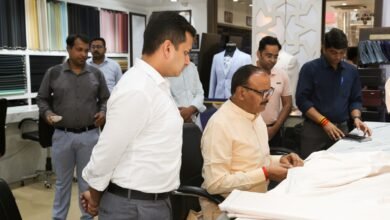 उपमुख्यमंत्री बृजेश पाठक ने 'द रेमंड शॉप मलदहिया' से कुर्ता पायजामा के लिए खरीदे कपड़े
