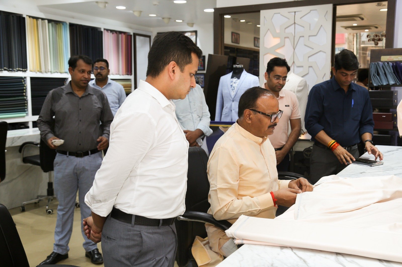 उपमुख्यमंत्री बृजेश पाठक ने 'द रेमंड शॉप मलदहिया' से कुर्ता पायजामा के लिए खरीदे कपड़े