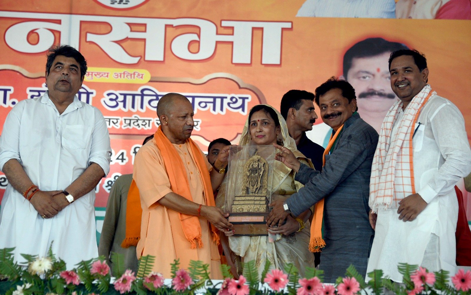 सीएम गरजे, दुनिया वालों लोकतंत्र कैसा होता है, यह हाटा में आकर देखो