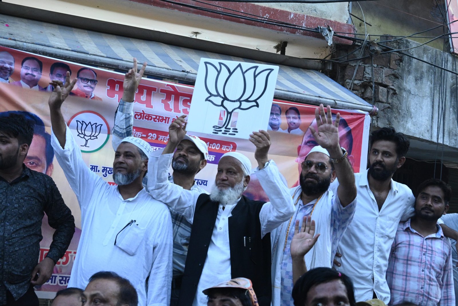 भाजपा प्रत्याशी रविकिशन के पक्ष में मुख्यमंत्री ने किया भव्य रोड शो