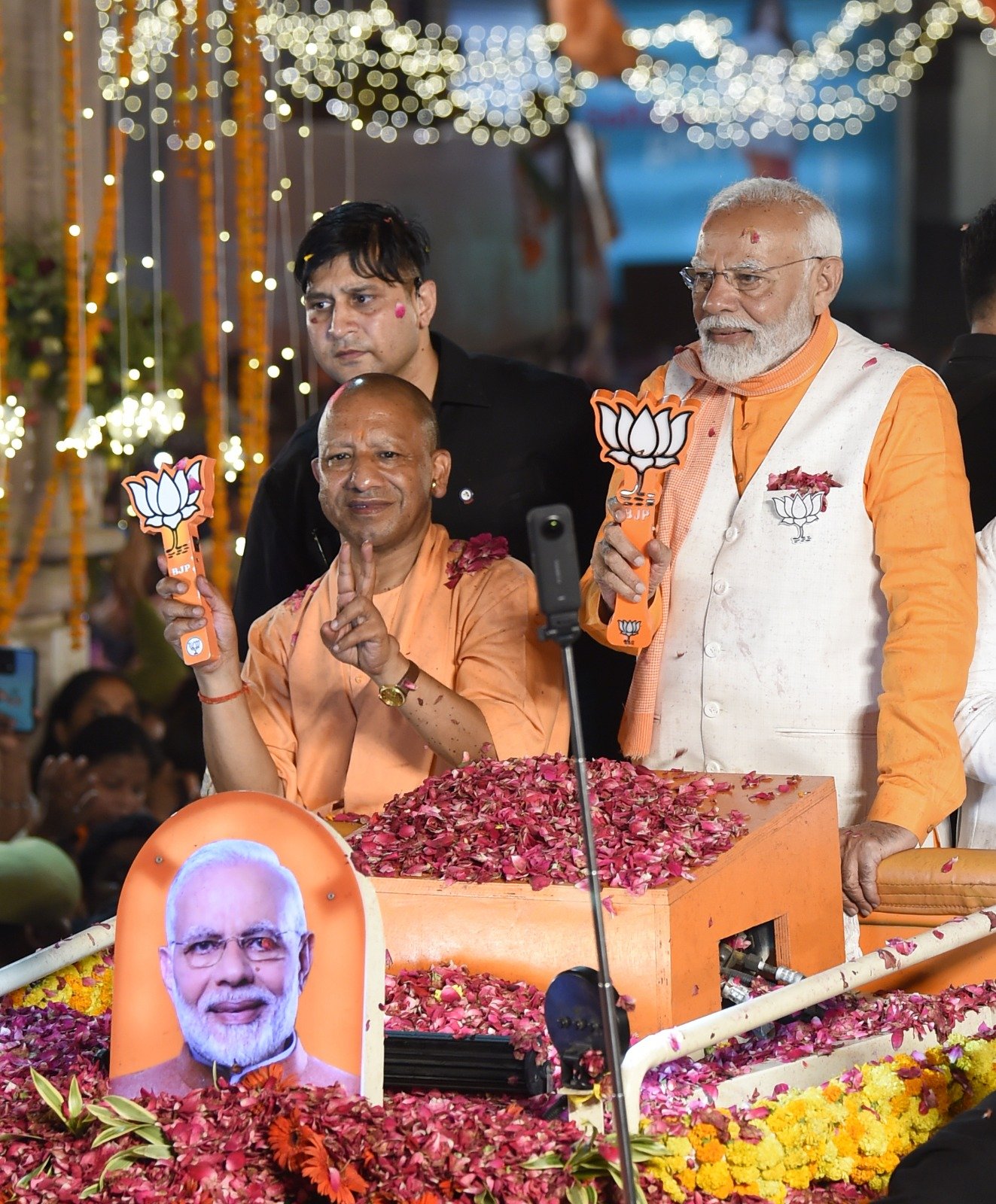 काशी में महादेव, महामना, मोदी-महराज और मैजिक.काशी की सड़कों पर हर हर महादेव की गूंज तो जयश्रीराम की जयकार भी