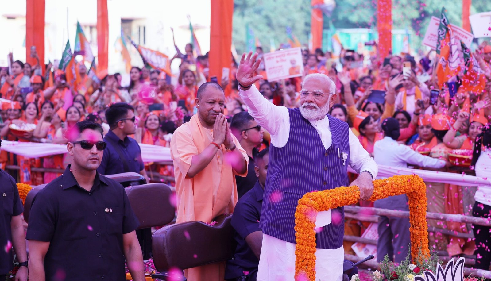 प्रधानमंत्री ने काशी की महिलाओं को वोट प्रतिशत बढ़ाने और अधिक से अधिक मतदान कराने का सौंपा जिम्मा