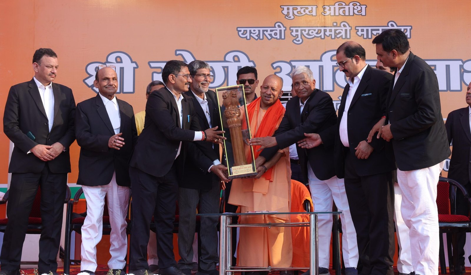 धिवक्ताओं के लिए मोदी समर्पित, मोदी के लिए अधिवक्ताः योगी