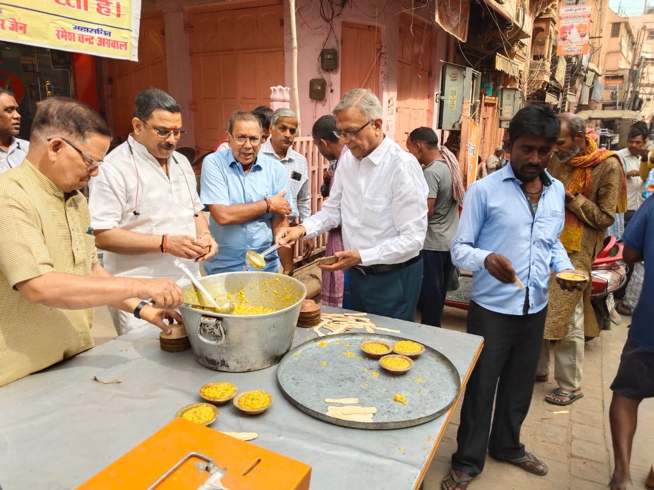 श्रद्धालुओं में संकल्प अन्नक्षेत्र ने किया प्रसाद वितरण