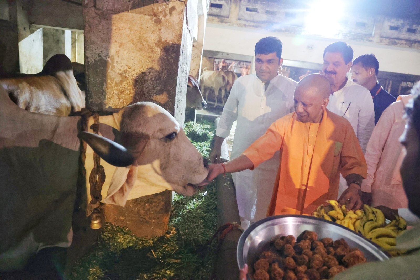 सीएम ने गढ़वा घाट आश्रम में की पूजा,गायों को खिलाया गुड़-केला