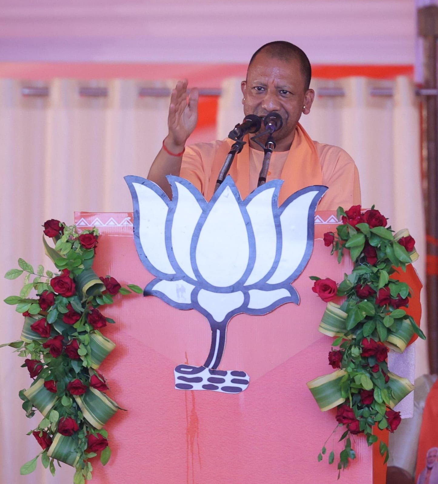 मुख्यमंत्री योगी आदित्यनाथ ने वाराणसी में आयोजित नारी शक्ति संवाद कार्यक्रम को किया संबोधित