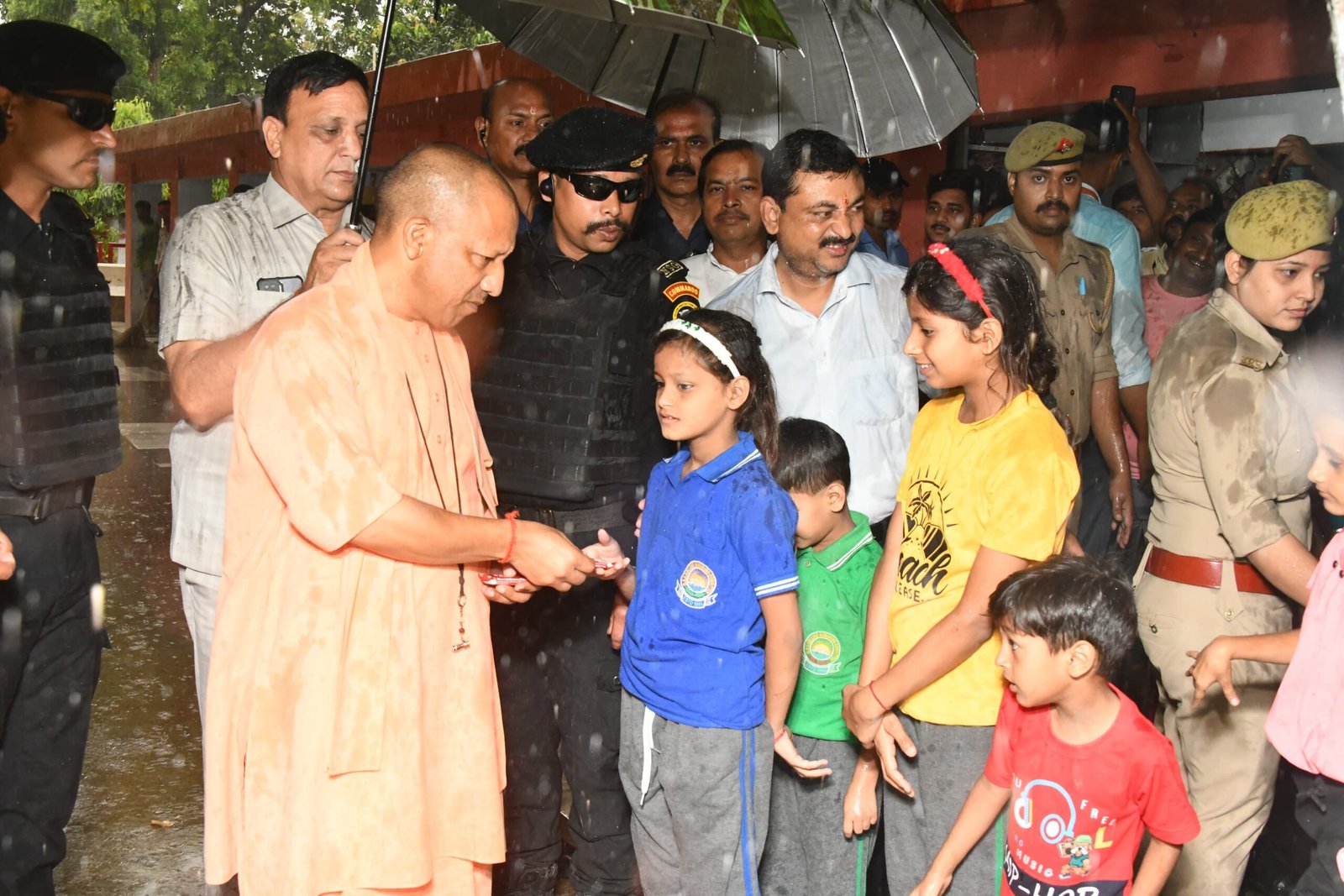 रिमझिम बारिश में मुख्यमंत्री का सानिध्य पाकर प्रफुल्लित हुए बच्चे